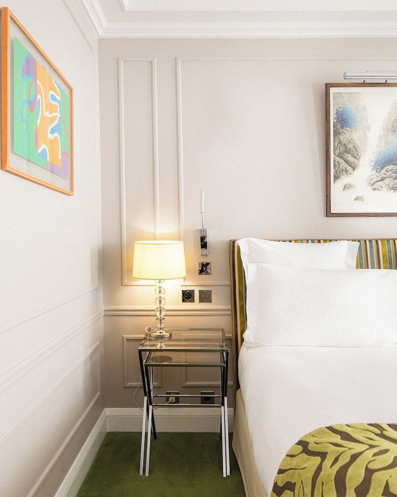 Le Burgundy Paris Classic Double Room 8
