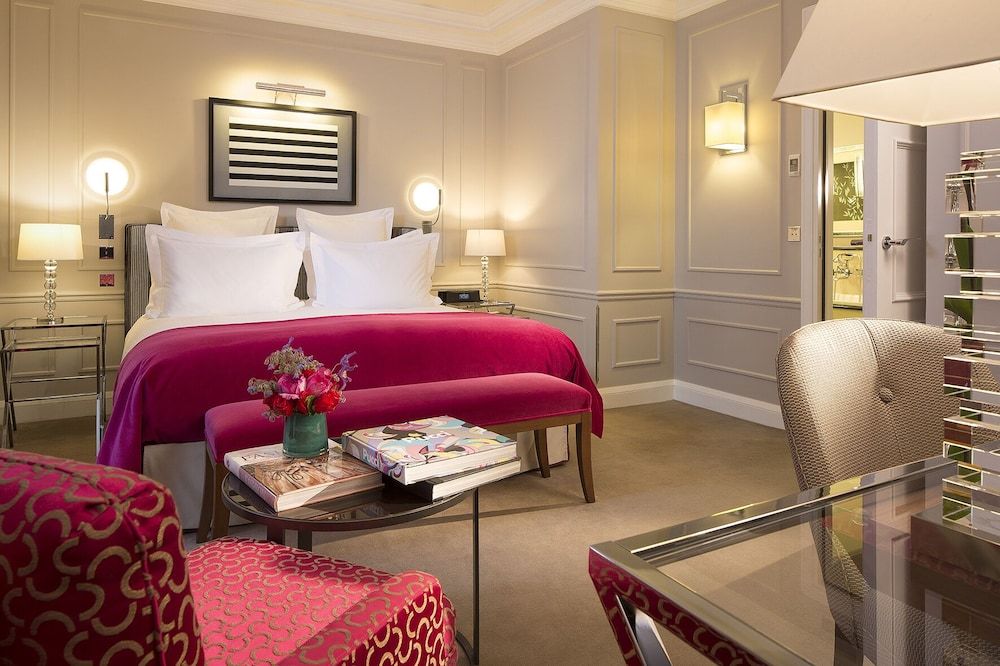 Le Burgundy Paris Deluxe Room 6