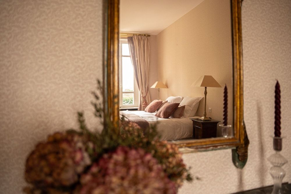 Chambre D'hôtes Château de Lussac Deluxe Double Room, Garden View (Chambre au Château 2) 5