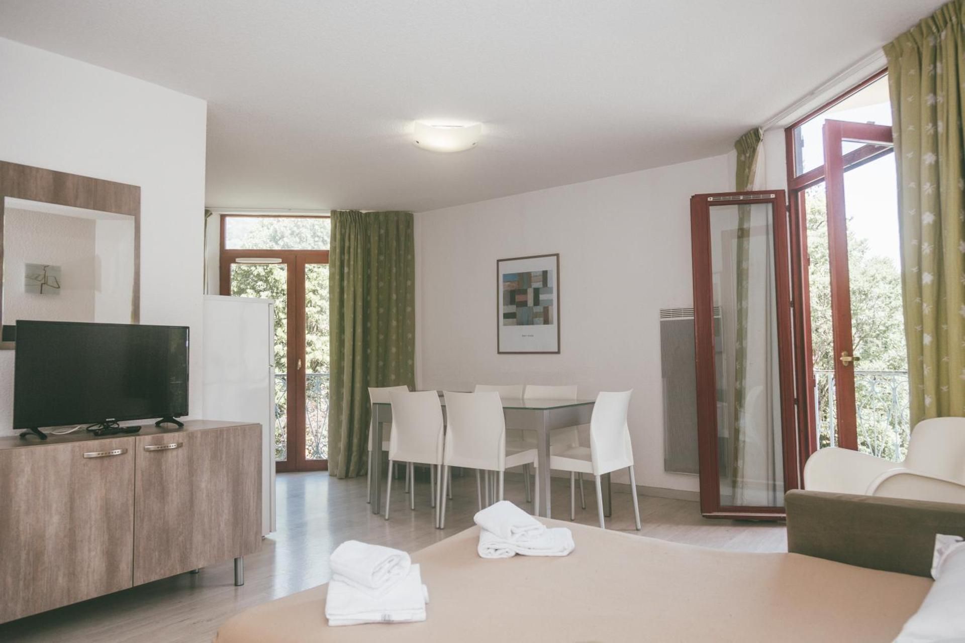 One-Bedroom Apartment with Twin Beds