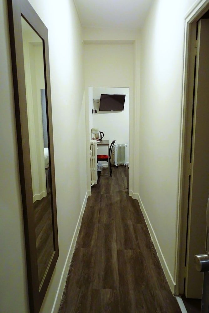 Hipotel Paris Voltaire Bastille Twin Room 7