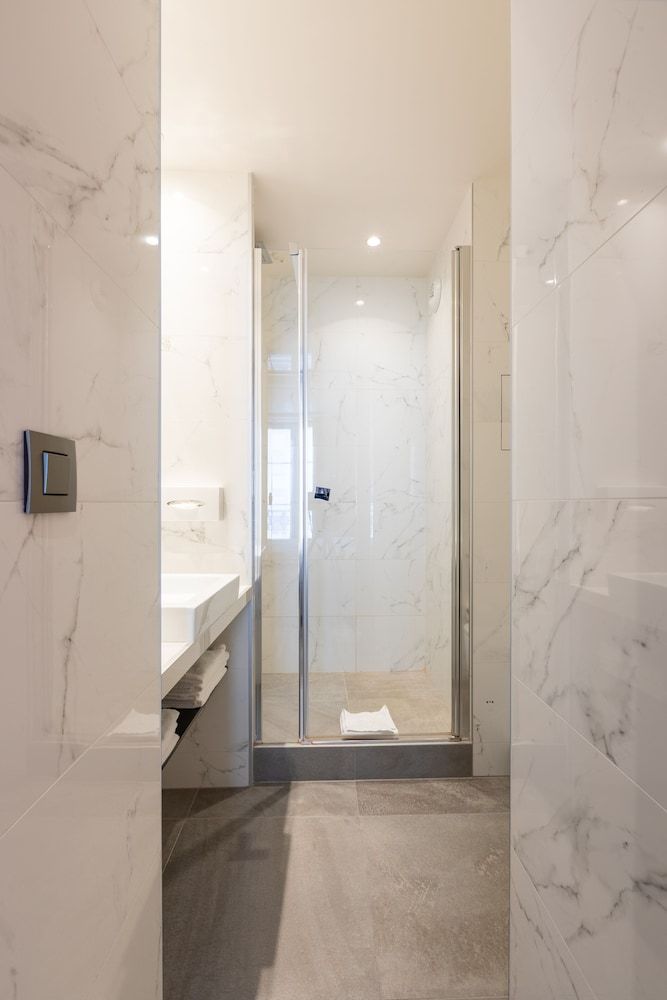 Prince Albert Lyon Bercy Twin Room 9