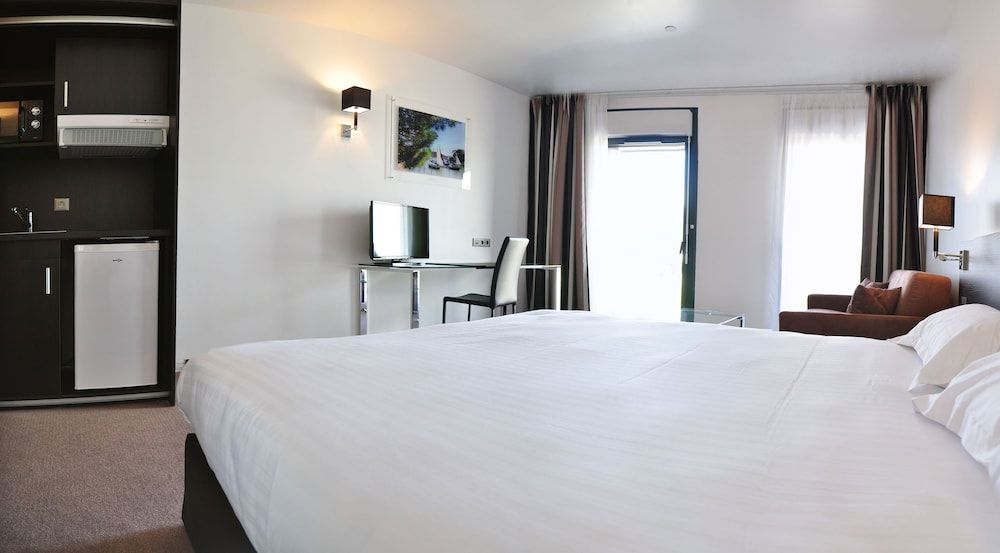 Golden Tulip Pornic Suites