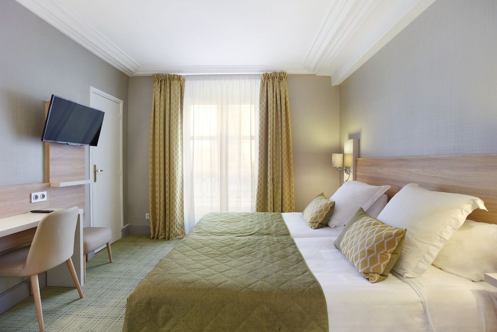 Lautrec Opera Superior Twin Room 3