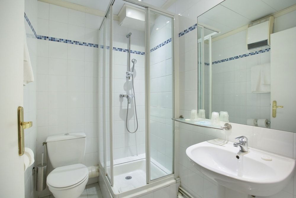 Lautrec Opera Twin Room 8