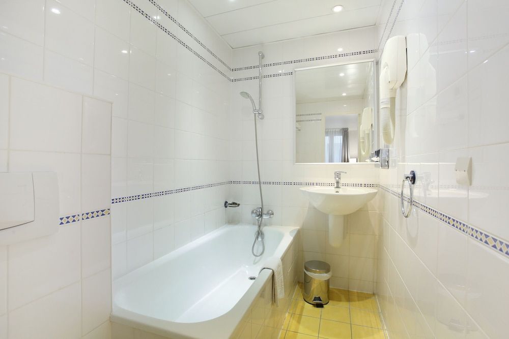 Lautrec Opera Twin Room 6