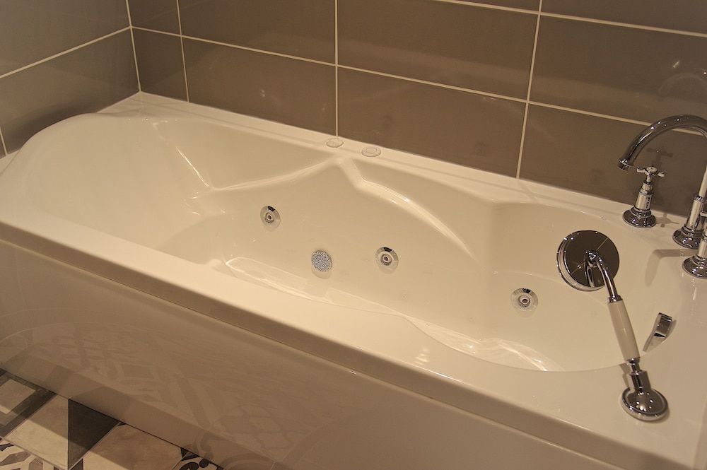 Deep soaking bathtub