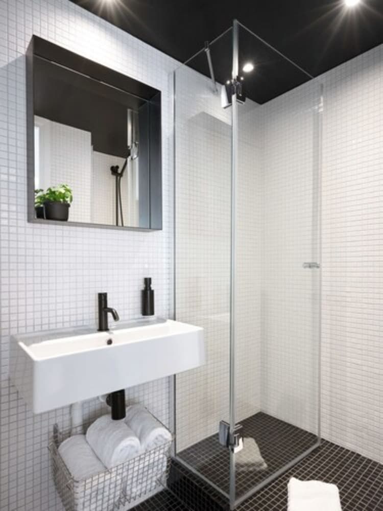 French Theory Quadruple Room 4