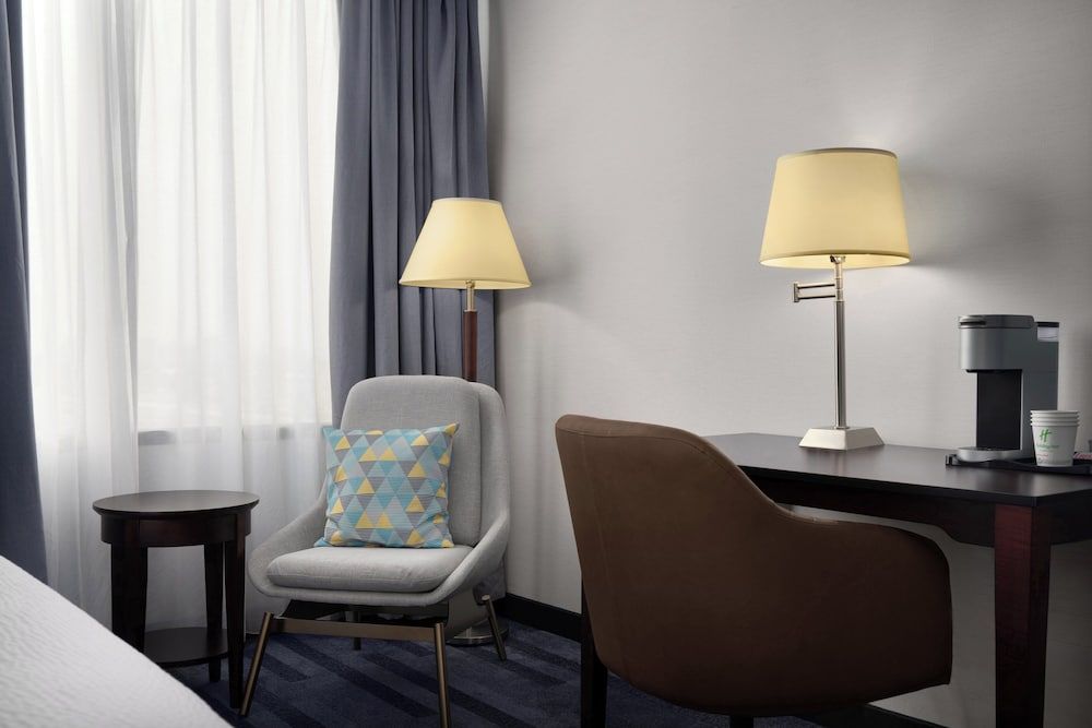 Holiday Inn Ottawa East by IHG Standard Room, 1 Queen Bed, Roll-in Shower (Mobility) 5