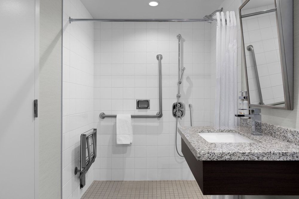 Holiday Inn Ottawa East by IHG Standard Room, 1 Queen Bed, Roll-in Shower (Mobility) 3