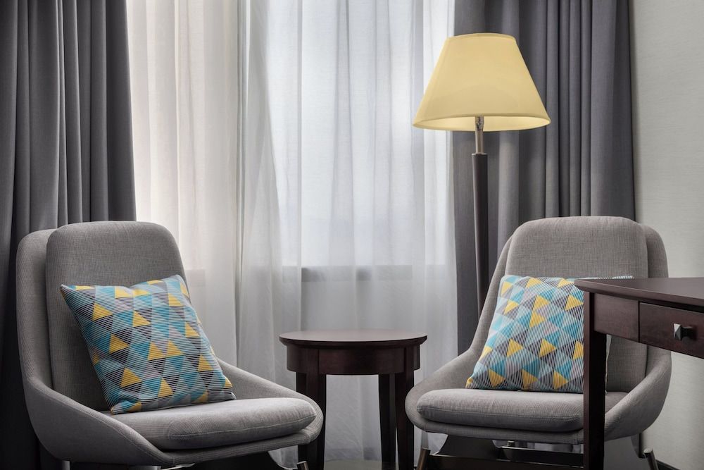 Holiday Inn Ottawa East by IHG Standard Room, 1 Queen Bed, Roll-in Shower (Mobility) 4