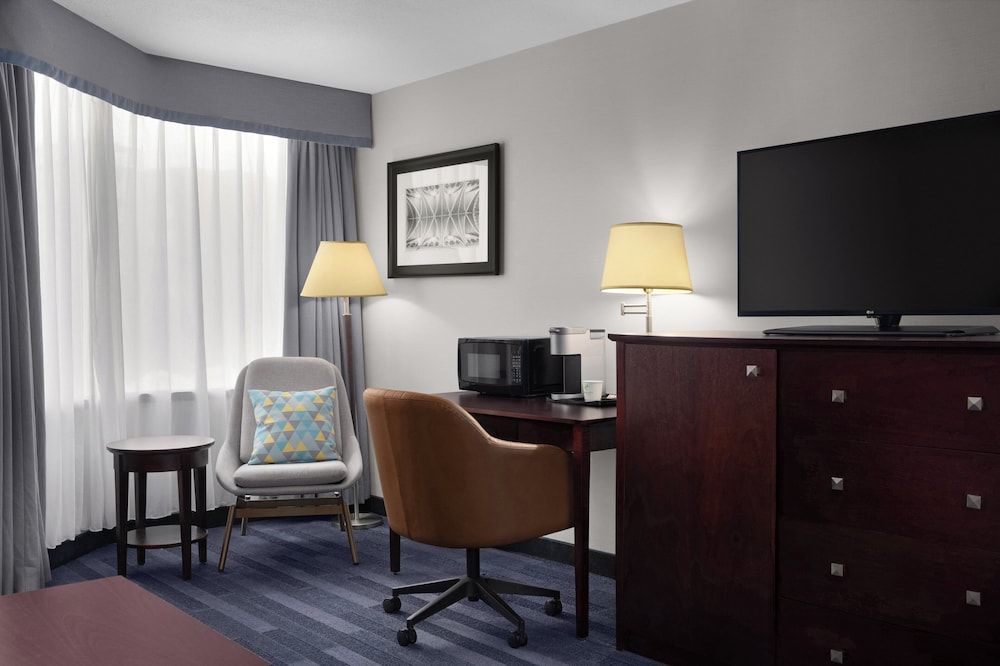 Holiday Inn Ottawa East by IHG Standard Room, 1 Queen Bed, Roll-in Shower (Mobility) 6