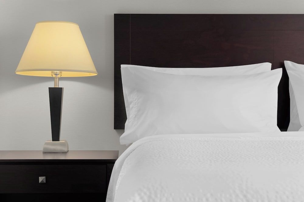 Holiday Inn Ottawa East by IHG Standard Room, 1 Queen Bed, Roll-in Shower (Mobility) 2