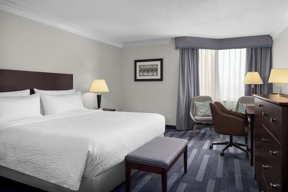 Holiday Inn Ottawa East by IHG Standard Room, 1 Queen Bed, Roll-in Shower (Mobility)