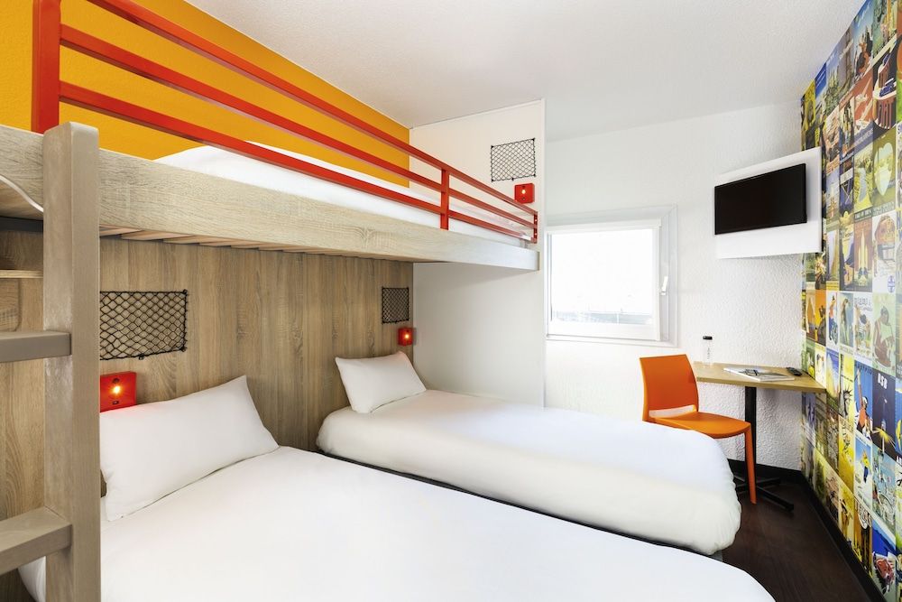 Room, Multiple Beds (Break)