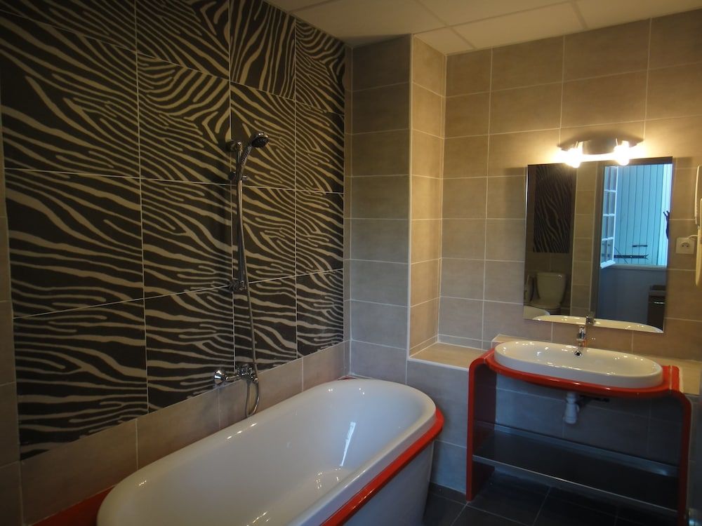 Hotel du Bastier Comfort Double Room (Zebra 1) 4