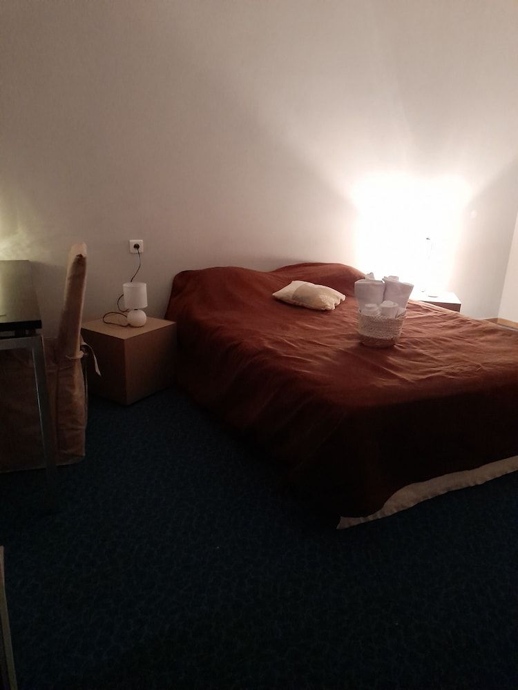 Hotel du Bastier Comfort Triple Room, Garden View 2