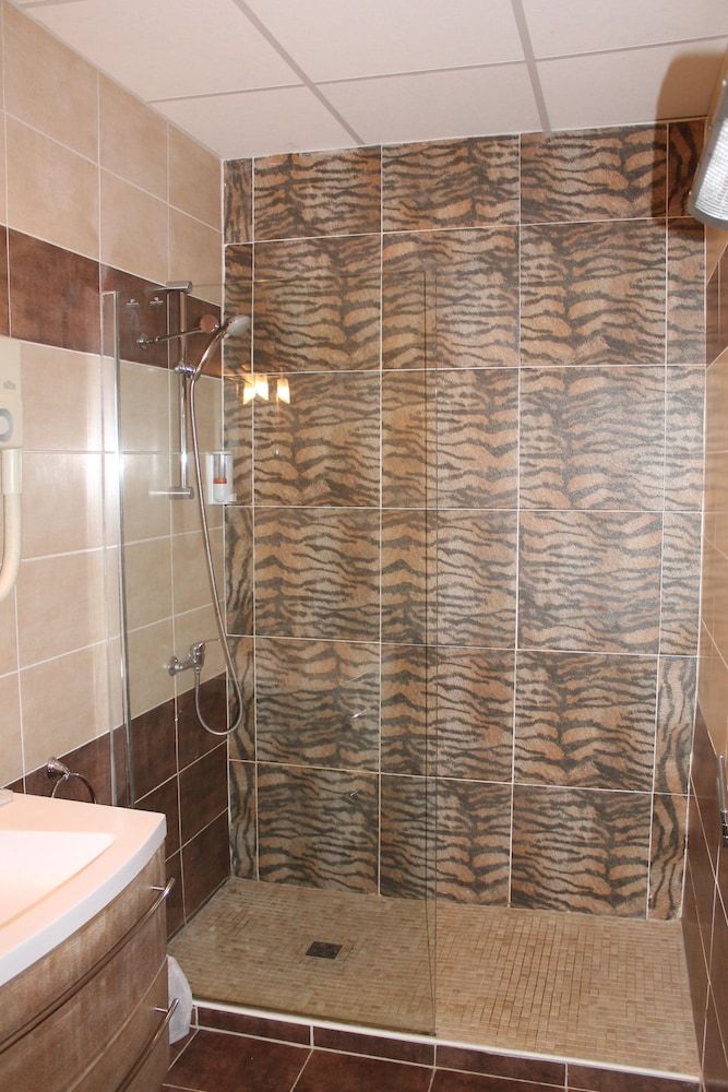 Hotel du Bastier Comfort Triple Room, Garden View 6