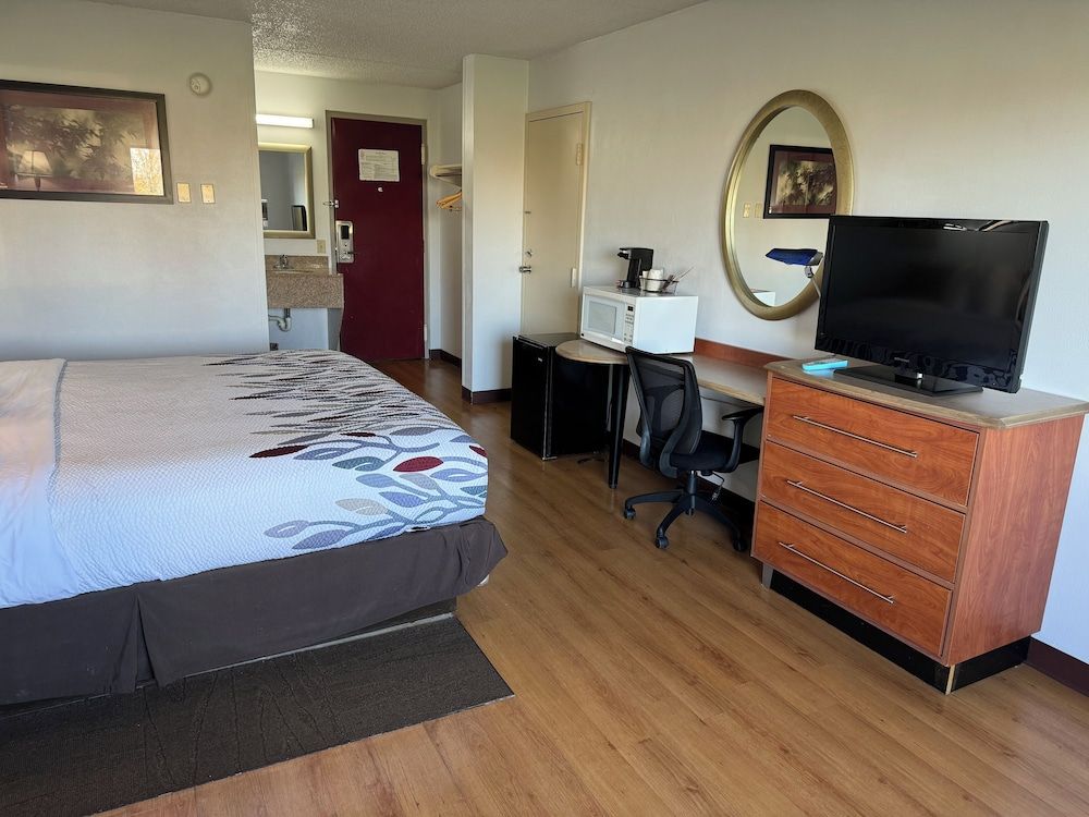 Sycamore Suites Suite, 1 King Bed with Sofa bed, Non Smoking (2 Rooms) 4