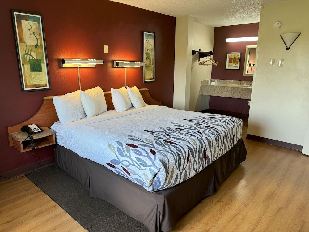 Sycamore Suites Suite, 1 King Bed with Sofa bed, Non Smoking (2 Rooms) 3