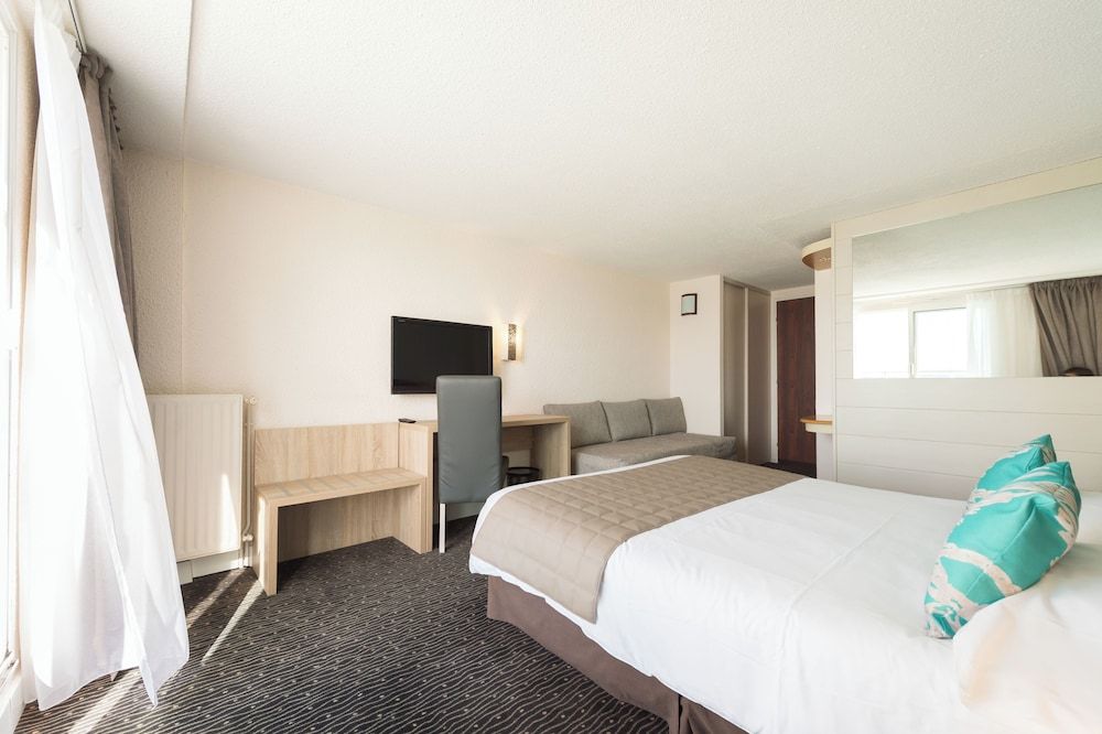 Brit Hotel de l'océan Concarneau Comfort Triple Room, 1 Queen Bed with Sofa bed, Balcony, City View 2