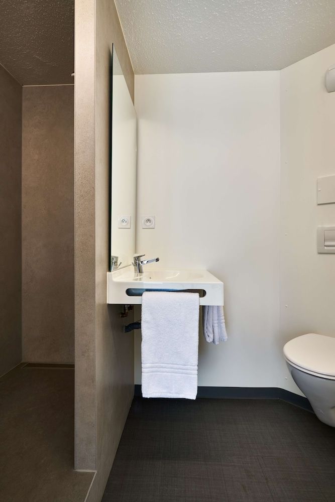 Première Classe La Roche Sur Yon - Vendéspace Standard Room, 1 Double and 1 Single bed 8