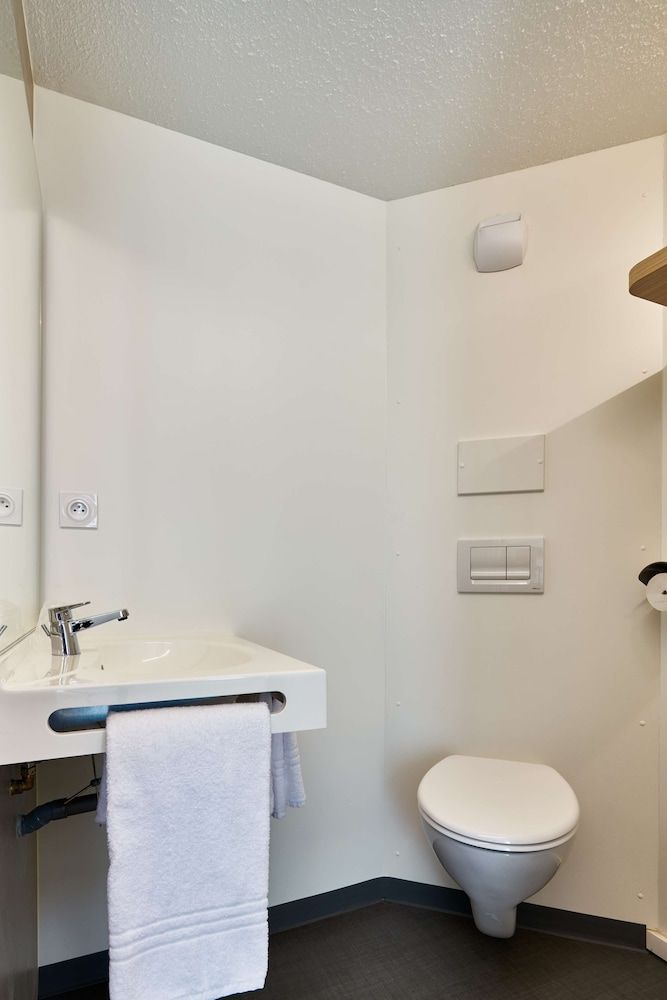 Première Classe La Roche Sur Yon - Vendéspace Standard Room, 1 Double and 1 Single bed 9