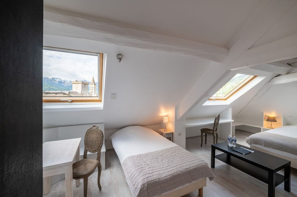 Logis Hôtel de la Mairie Triple Room 6