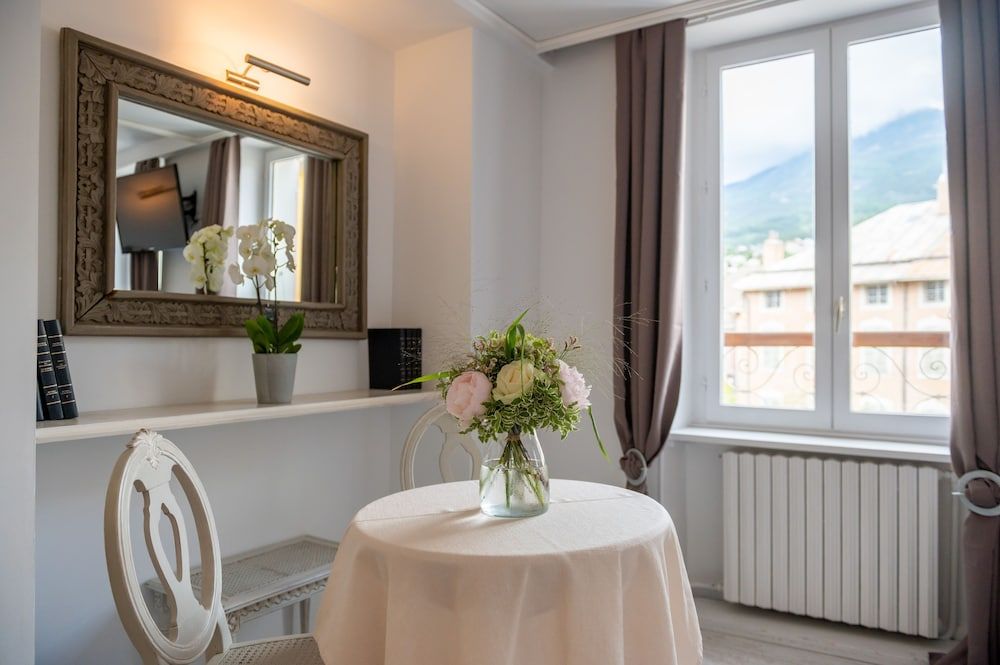 Logis Hôtel de la Mairie Superior Room 5