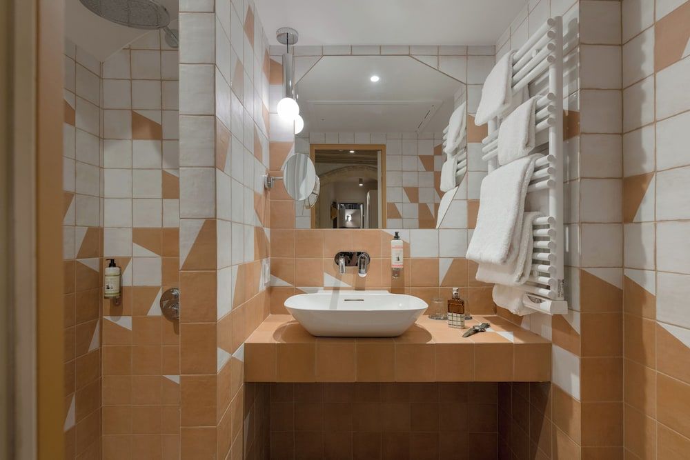 Académie Hôtel Lyon Family Suite, 1 King Bed with Sofa bed, 2 Bathrooms 4