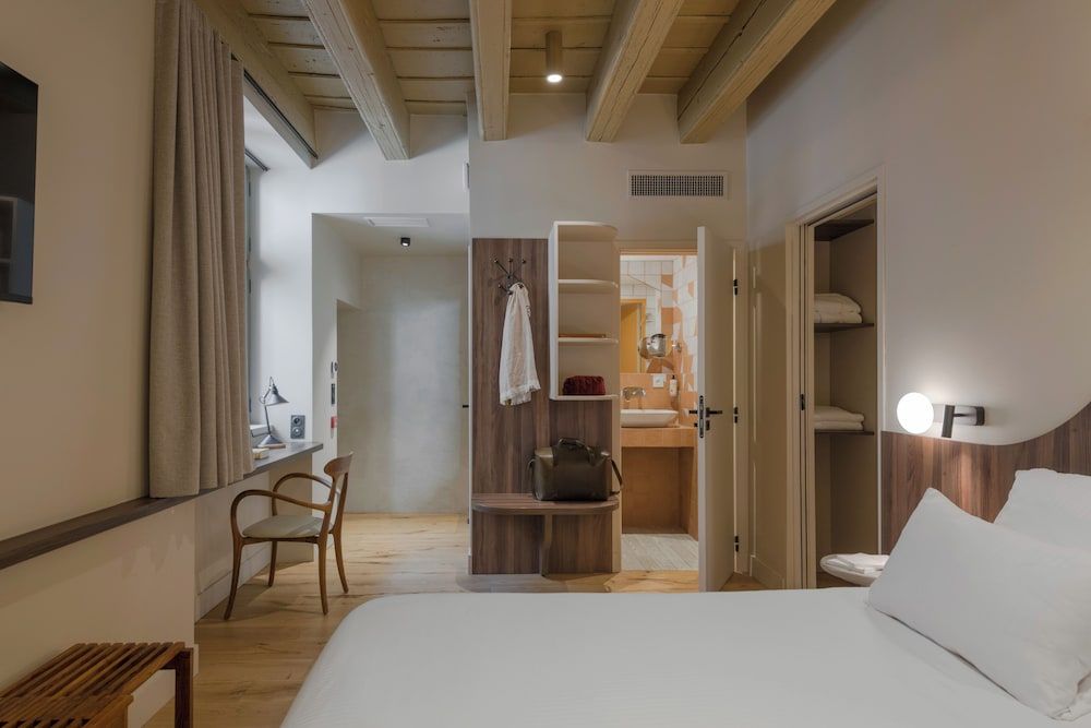 Académie Hôtel Lyon Family Suite, 1 King Bed with Sofa bed, 2 Bathrooms 6
