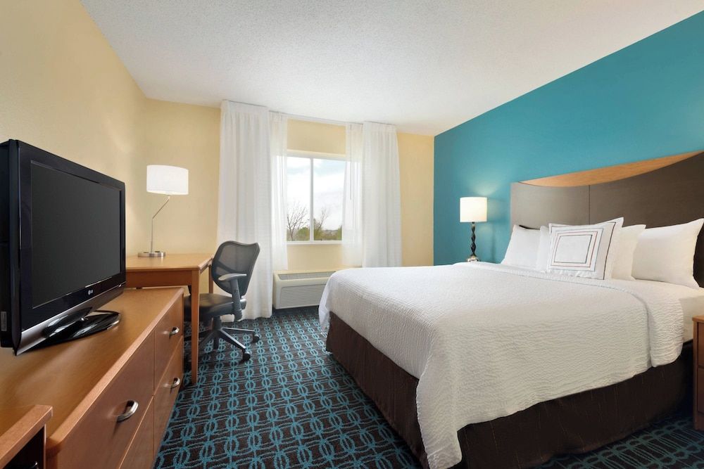 Room, 1 King Bed, Non Smoking (Mobility Accessible, Roll-In Shower)