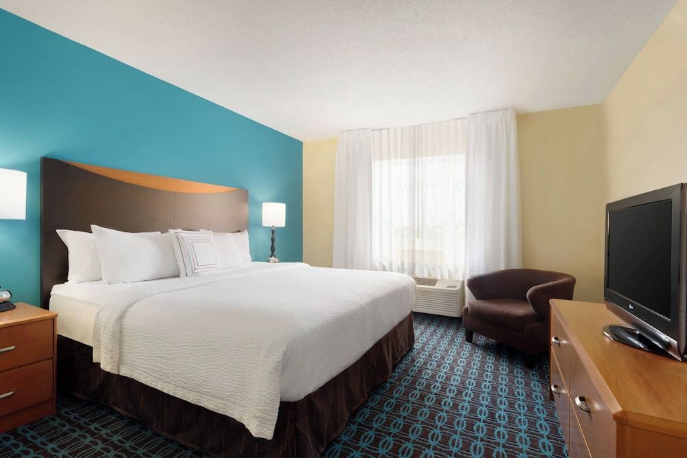 Executive Suite, 1 King Bed with Sofa bed, Non Smoking (Mobility/Hearing Access, Roll-in Shwr)