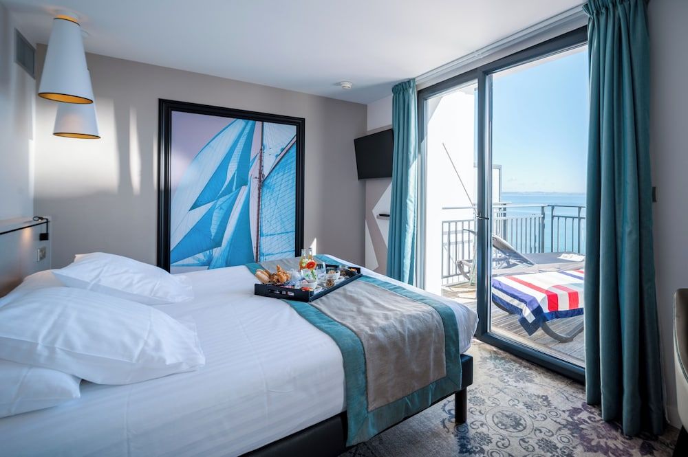 Hôtel Valdys Thalasso & Spa - la Baie EXCEPTIONAL SUITE WITH PRIVATE WHIRLPOOL BATH SEA VIEW