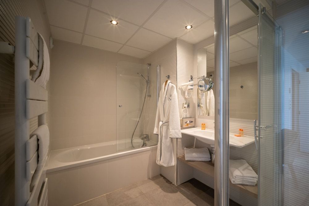 Hôtel Valdys Thalasso & Spa - la Baie EXCEPTIONAL SUITE WITH PRIVATE WHIRLPOOL BATH SEA VIEW 4