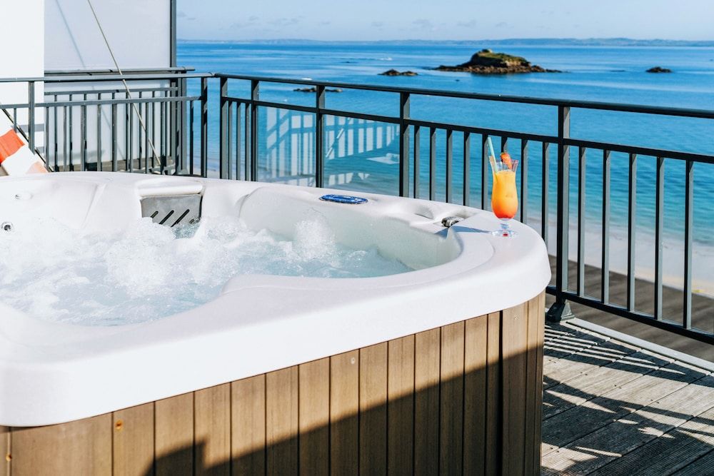 Hôtel Valdys Thalasso & Spa - la Baie EXCEPTIONAL SUITE WITH PRIVATE WHIRLPOOL BATH SEA VIEW 3