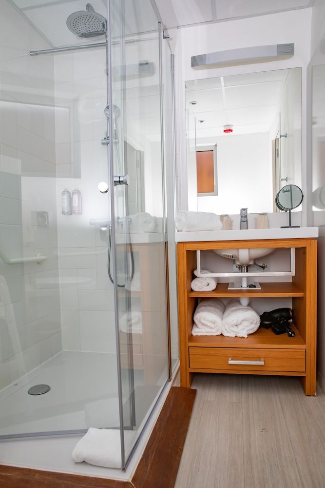 Best Western Arcachon Le Port Family Room, 1 King Bed, Non Smoking (with Single Sofabed) 5