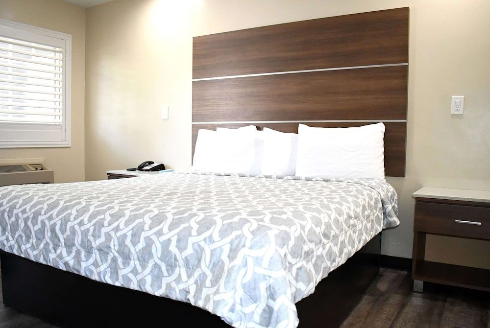 Room, 1 King Bed, Accessible, Non Smoking (Mobility/Hearing, Roll-in Shower)