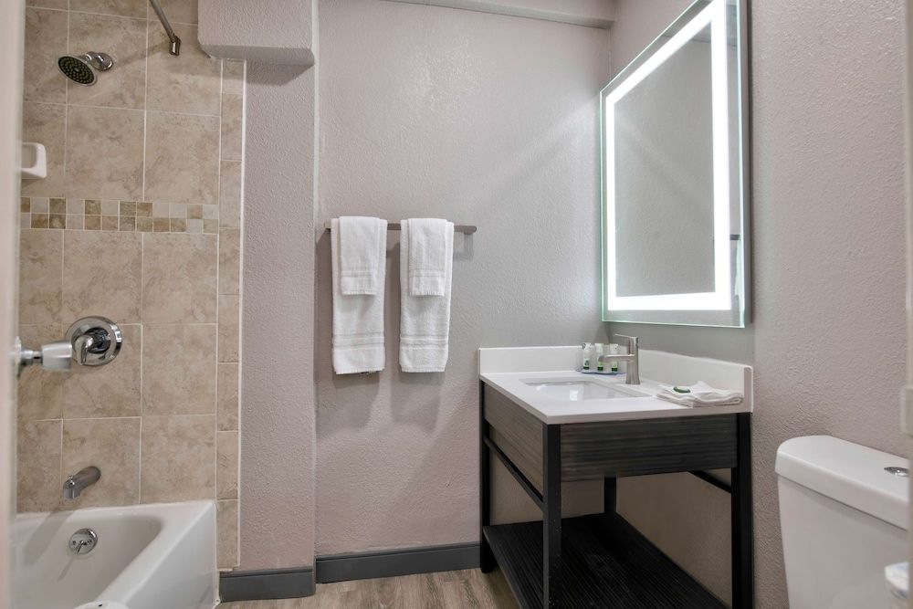 Motel 6 Atlanta, GA - Downtown Standard Room, 1 King Bed, Non Smoking, Refrigerator & Microwave 7