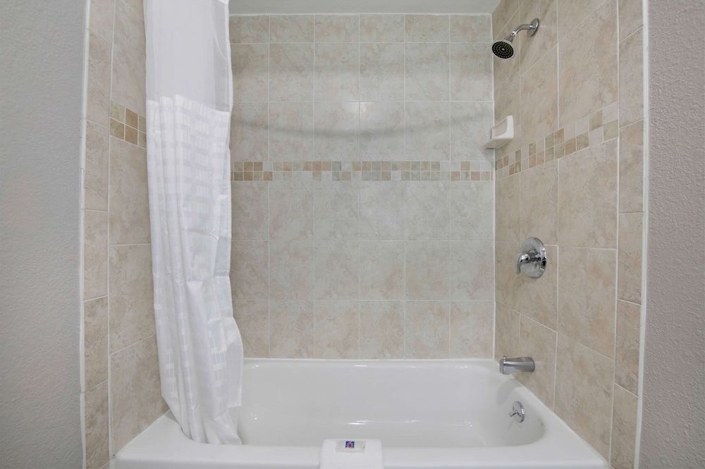 Motel 6 Atlanta, GA - Downtown Standard Room, 1 King Bed, Non Smoking, Refrigerator & Microwave 8