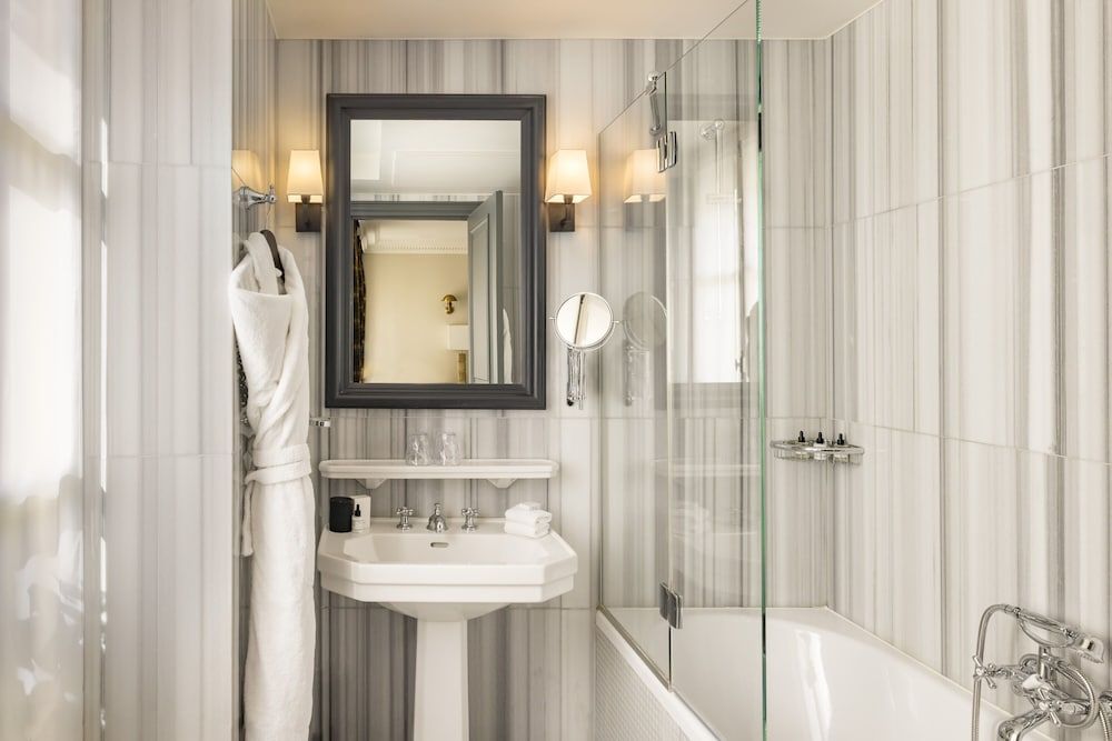 Pavillon Faubourg Saint-Germain & Spa Deluxe Room 9