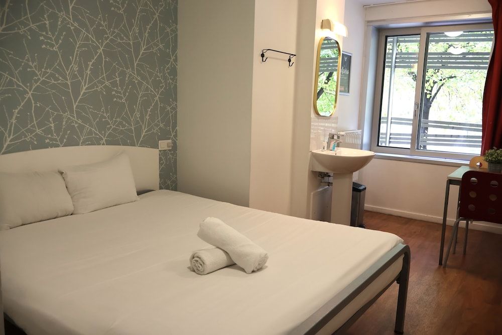 Private Single Room with Shared Bathroom
