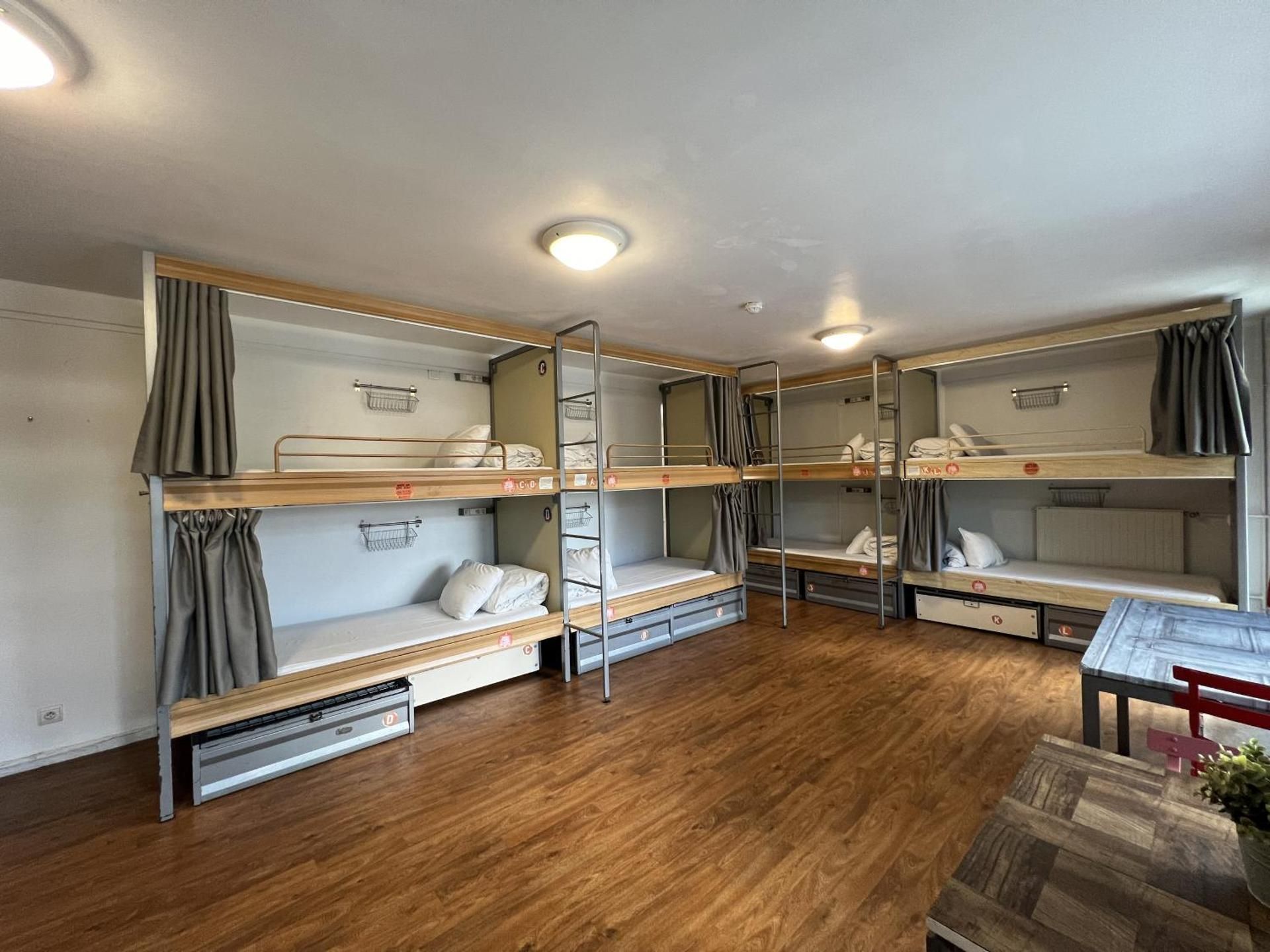 Private room (10 adults)