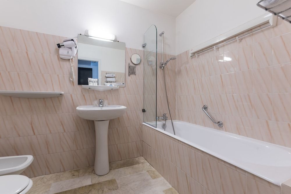 Ruc Hôtel Cannes Comfort Double or Twin Room 6