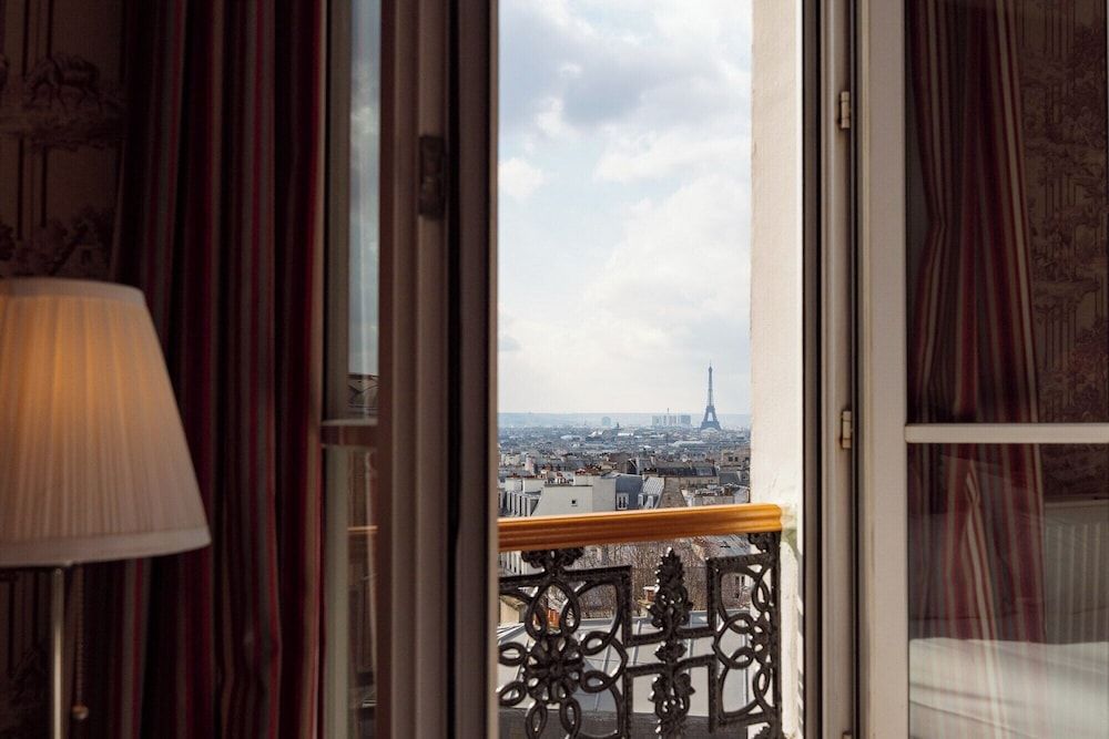 Hotel Regyn's Montmartre Deluxe Double, View of Eiffel Tower or Sacré Coeur 4