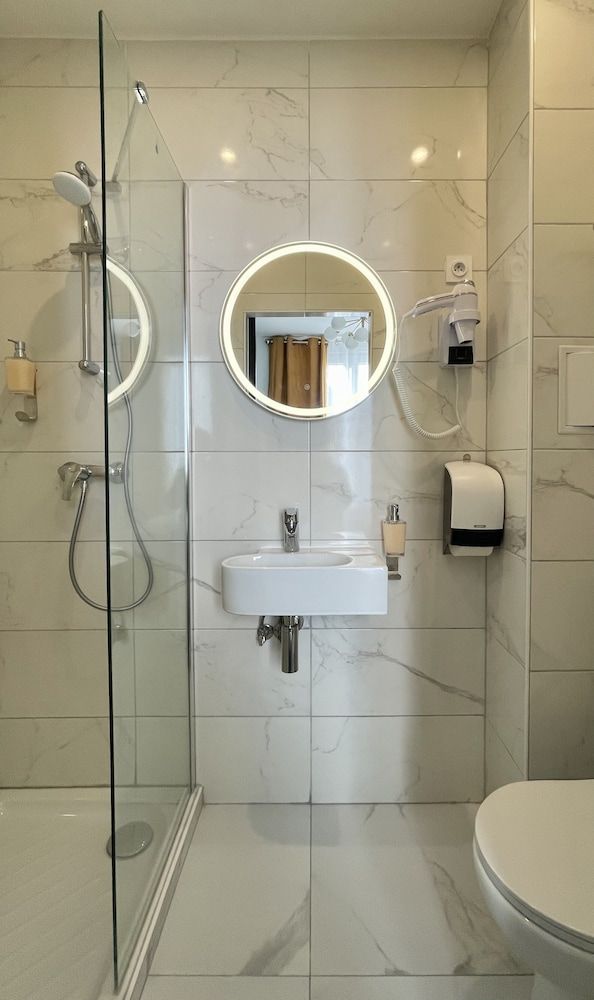 The Originals Boutique, Hôtel Le Marignan,Le Havre Centre Gare Comfort Single Room, Non Smoking, City View 4