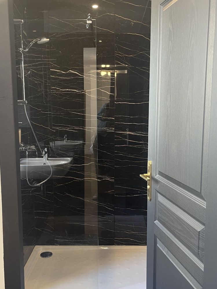 The Originals Boutique, Hôtel Le Marignan,Le Havre Centre Gare Comfort Triple Room, Non Smoking, City View 9