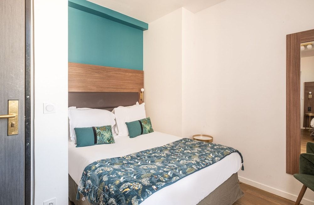 The Originals Boutique, Hôtel Le Marignan,Le Havre Centre Gare Comfort Triple Room, Non Smoking, City View 2