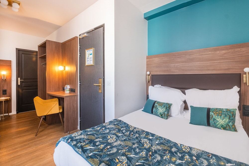 The Originals Boutique, Hôtel Le Marignan,Le Havre Centre Gare Comfort Triple Room, Non Smoking, City View 4