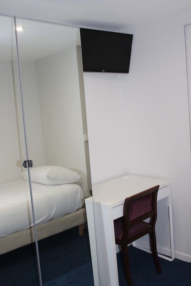 Hotel Savoy Twin Room 5